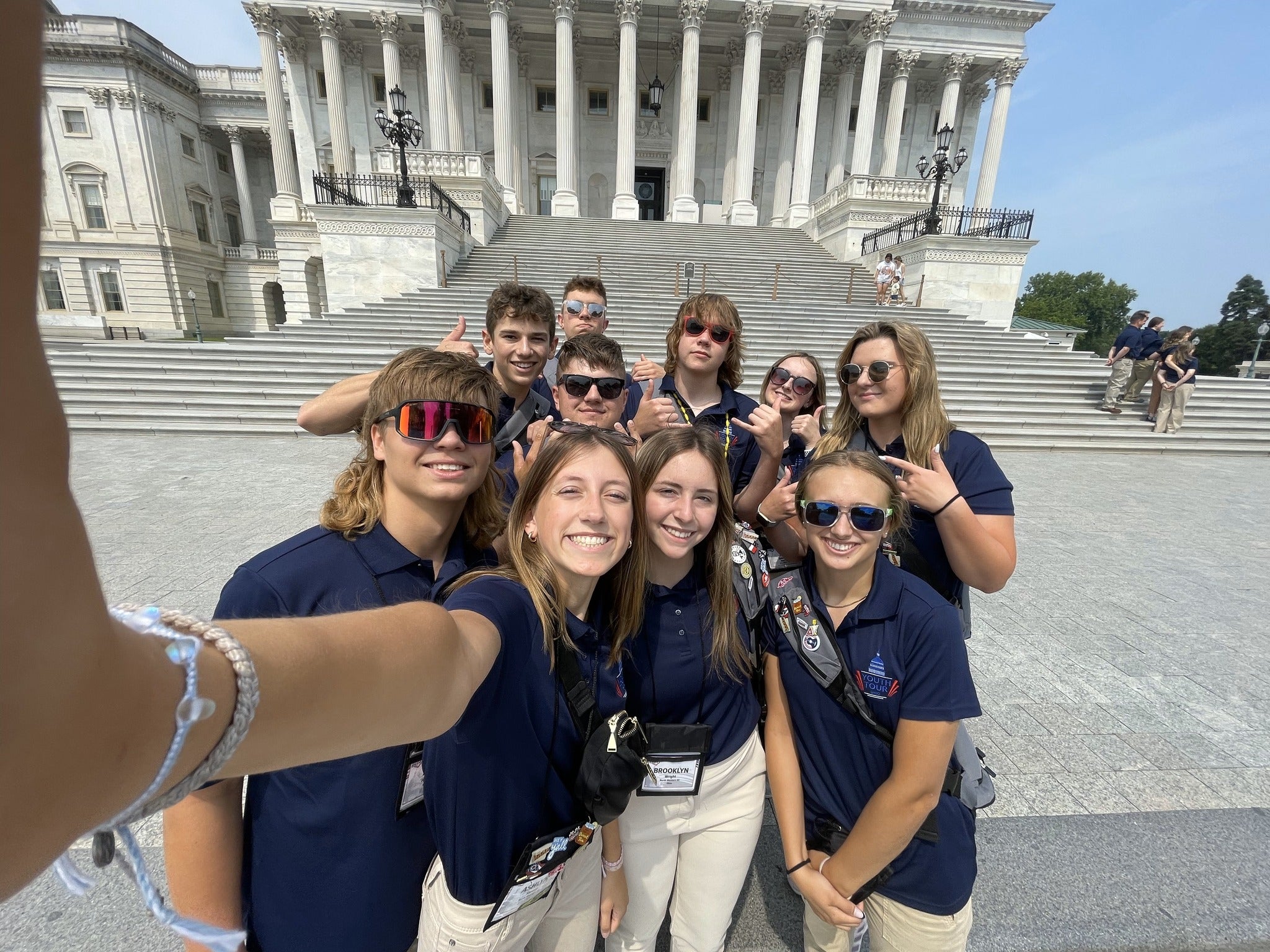 High school students posing in front of Lincoln Memorial
